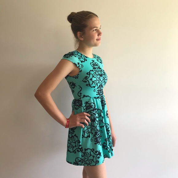 B. DARLIN Beautiful Dress 👗 - Picture 5 of 8